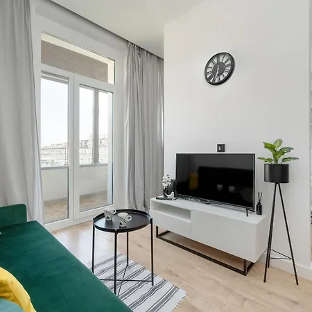 Modern White Studio With Furnished Balcony In By Renters 아파트