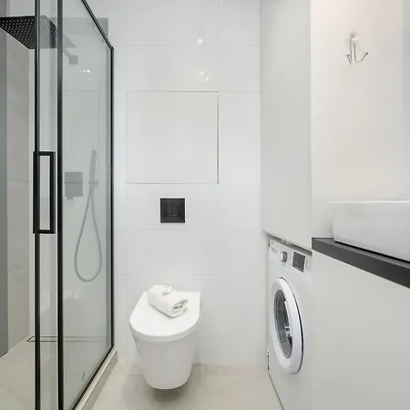 Modern White Studio With Furnished Balcony In By Renters 아파트 *
