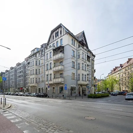 Modern White Studio With Furnished Balcony In By Renters 아파트 *